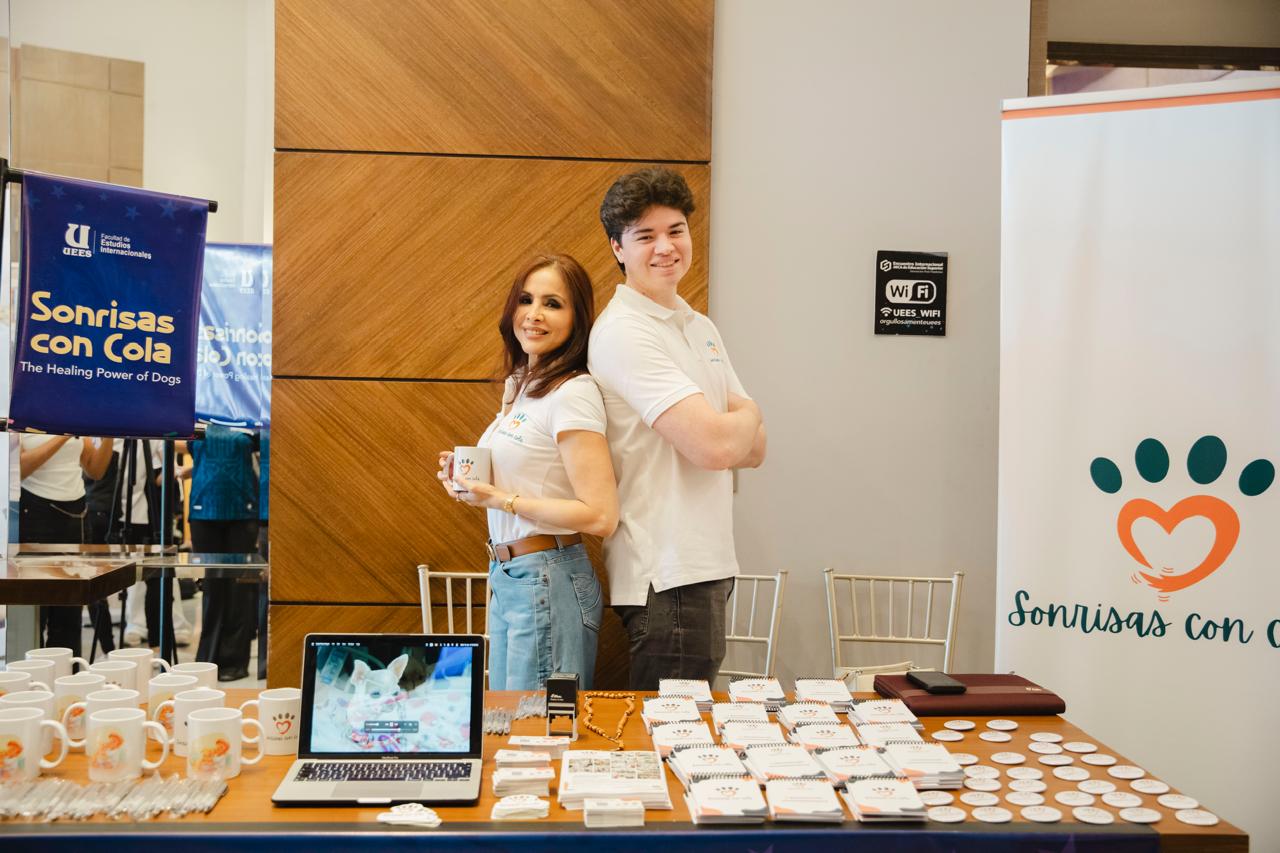 Sonrisas con Cola compartió su misión en el Intercultural Day de UEES Internacional