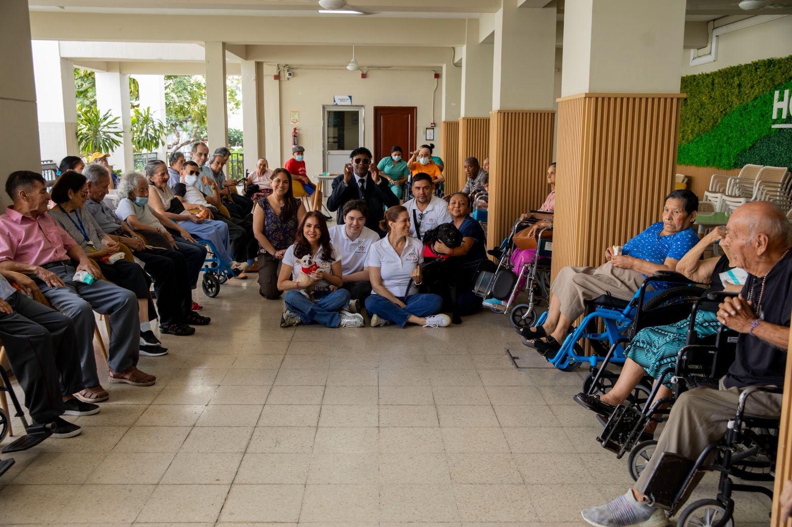 Sonrisas con Cola llevó huellitas de amor al Hogar Corazón de Jesús